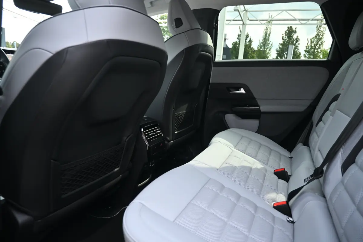 Max tot 8 Jaar Garantie ! | Achterbank in 40-20-40 configuratie neerklapbaar | Achterlichten LED | Adaptive cruisecontrol (Adaptive Cruise Control)