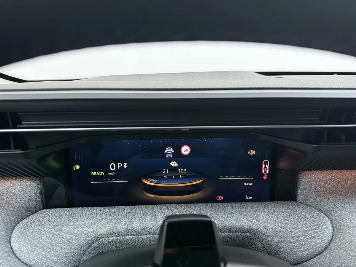 Max | 10'' digitaal instrumentenpaneel | Achterbank in 40-20-40 configuratie neerklapbaar | Achterbank met verstelbare rugleuningen (tussen 21° en 33°) en middenarmsteun