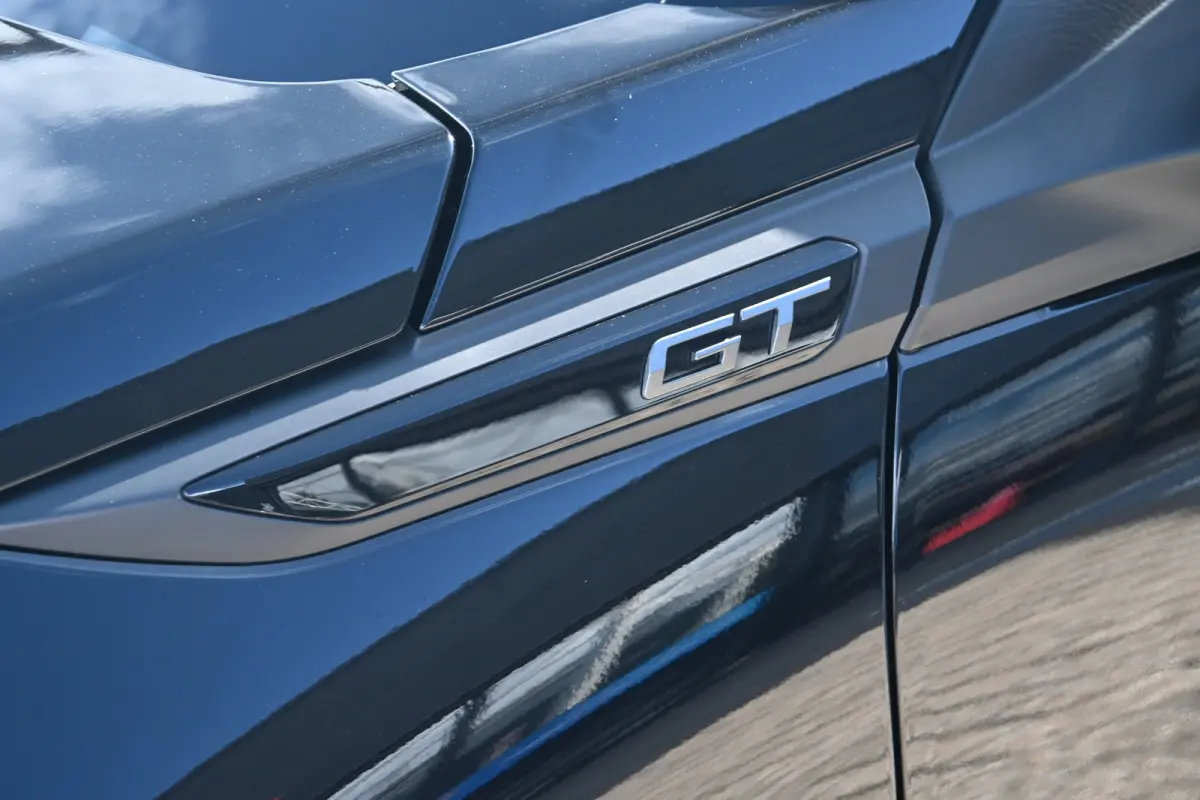 GT | Active Safety Brake met camera en radar (automatisch noodremsysteem) met Distance Alert (waarschuwing dreigende aanrijding) | Advanced Active Safety Brake met camera en radar | Climate 