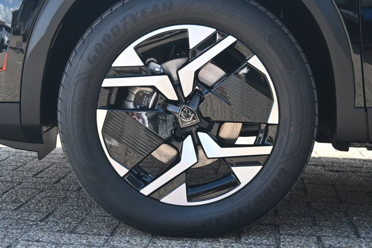 GT | Active Safety Brake met camera en radar (automatisch noodremsysteem) met Distance Alert (waarschuwing dreigende aanrijding) | Advanced Active Safety Brake met camera en radar | Climate 