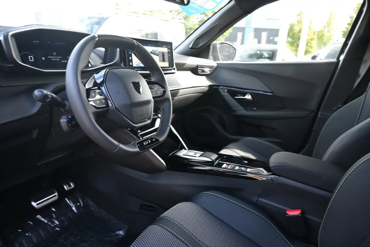 GT | Active Safety Brake met camera en radar (automatisch noodremsysteem) met Distance Alert (waarschuwing dreigende aanrijding) | Advanced Active Safety Brake met camera en radar | Climate 