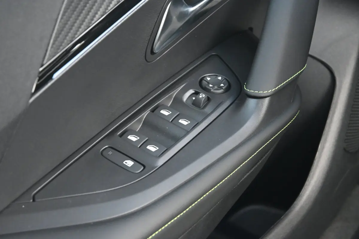 GT | Active Safety Brake met camera en radar (automatisch noodremsysteem) met Distance Alert (waarschuwing dreigende aanrijding) | Advanced Active Safety Brake met camera en radar | Climate 