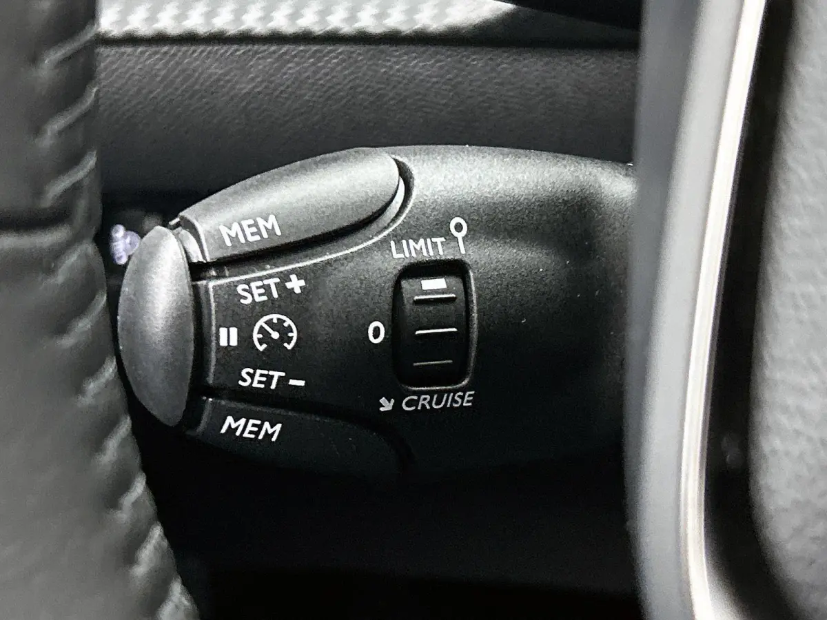 1.2 PureTech 100 Allure l Navigatie l Camera