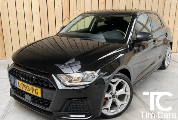 25 TFSI epic Zwart optiek | Bang&olufsen Audio installatie | Getint glas | 18 inch lichtmetalen velgen | Rode remklauwen | Airconditioning | Isofix | Cruise control