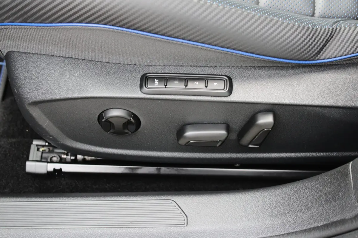 2.0 TSI R 4M R20 PERFORMANCE | 20 JAHRE | AKRAPOVIC | LEDER | PANO | H&K | CAMERA | ACC | LED IQ | 19"ESTORIL | 1E