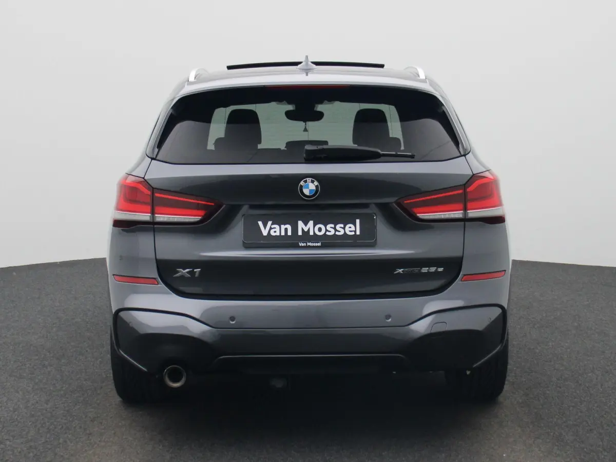 xDrive25e Executive | M-SPORT | Panoramadak | Harman Kardon | Sfeerverlichting | Apple Carplay / Android Auto | Stoelverwarming | Adaptive Cruise Control | Heads-Up | Elektrische Achterklep 
