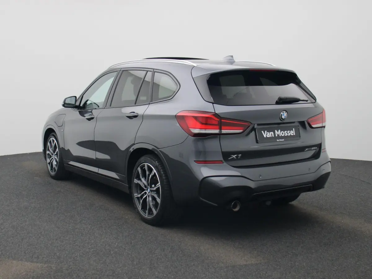 xDrive25e Executive | M-SPORT | Panoramadak | Harman Kardon | Sfeerverlichting | Apple Carplay / Android Auto | Stoelverwarming | Adaptive Cruise Control | Heads-Up | Elektrische Achterklep 