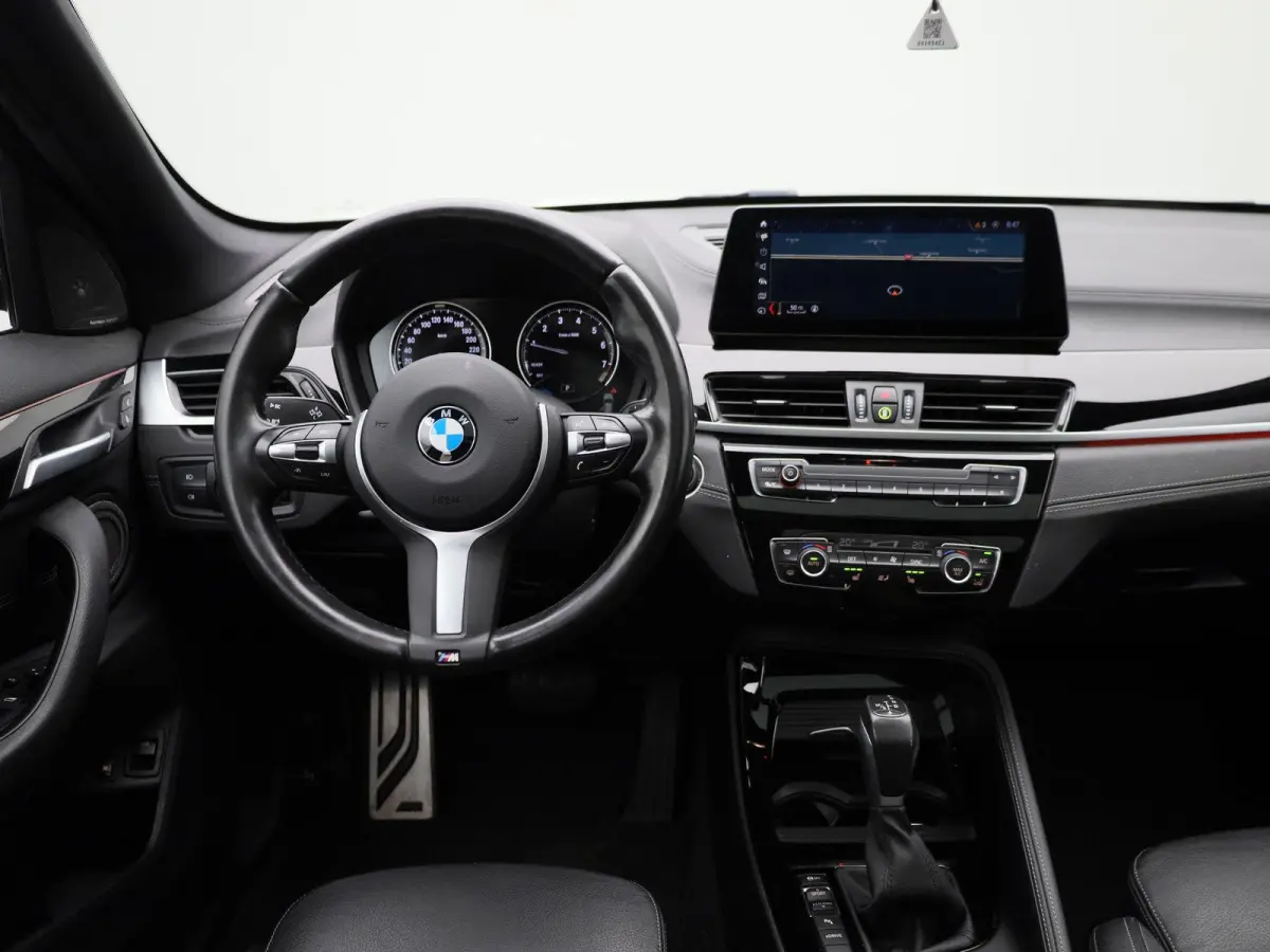 xDrive25e Executive | M-SPORT | Panoramadak | Harman Kardon | Sfeerverlichting | Apple Carplay / Android Auto | Stoelverwarming | Adaptive Cruise Control | Heads-Up | Elektrische Achterklep 