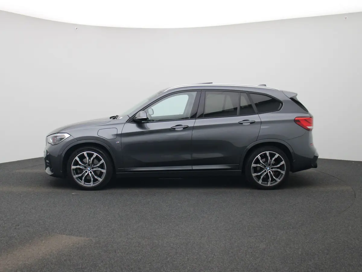 xDrive25e Executive | M-SPORT | Panoramadak | Harman Kardon | Sfeerverlichting | Apple Carplay / Android Auto | Stoelverwarming | Adaptive Cruise Control | Heads-Up | Elektrische Achterklep 