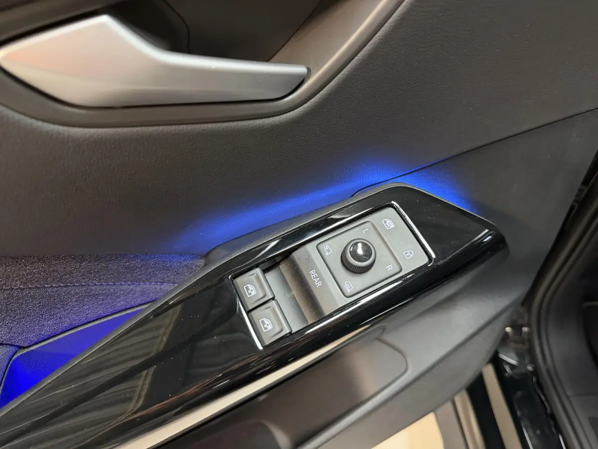 Pure 52 kWh 18"/SOH 99%/Adaptieve Cruise/Apple Carplay & Android Auto/DAB/Navigatie/Sfeerverlichting/Camera/Stuur + stoelverwarming