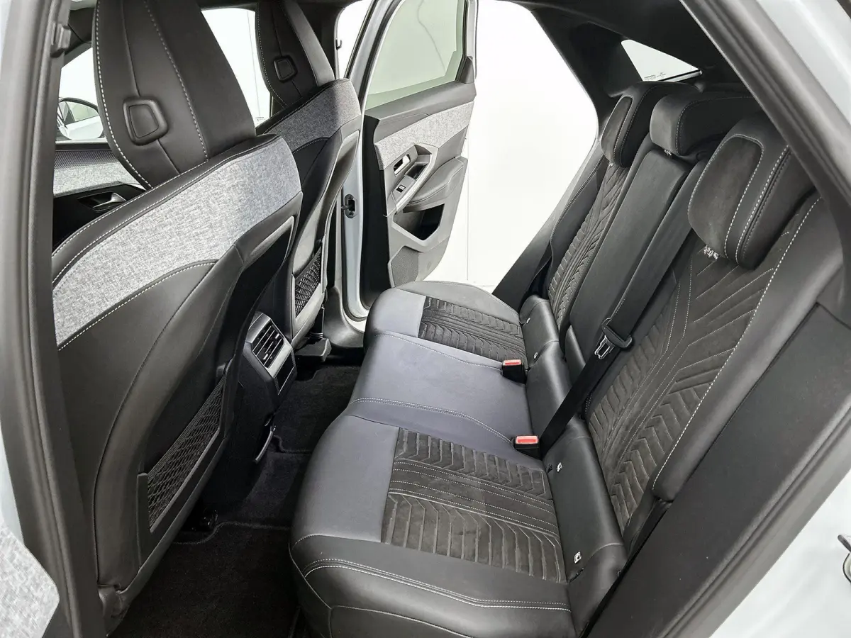 GT 73 kWh | ACCU 97% | Navigatie | Alcantara Bekleding | Achteruitrijcamera | Elektrische Achterklep | Apple Carplay / Android Auto |