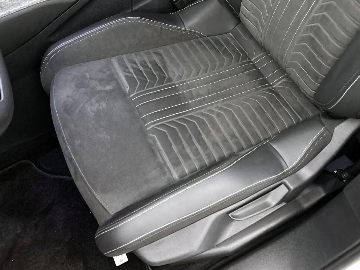 GT 73 kWh | ACCU 97% | Navigatie | Alcantara Bekleding | Achteruitrijcamera | Elektrische Achterklep | Apple Carplay / Android Auto |