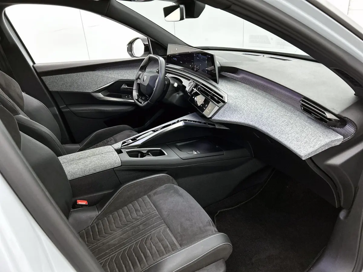 GT 73 kWh | ACCU 97% | Navigatie | Alcantara Bekleding | Achteruitrijcamera | Elektrische Achterklep | Apple Carplay / Android Auto |