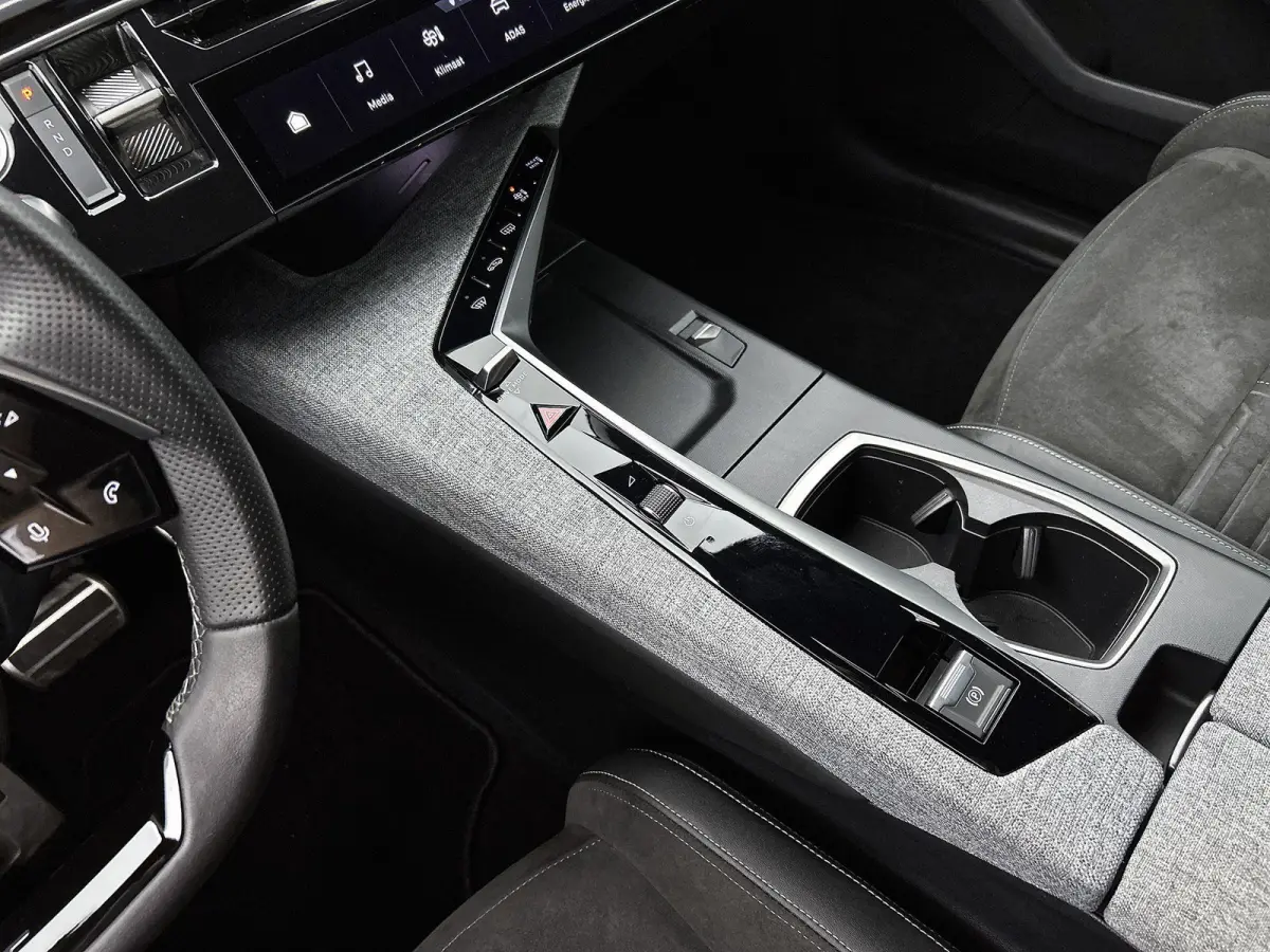 GT 73 kWh | ACCU 97% | Navigatie | Alcantara Bekleding | Achteruitrijcamera | Elektrische Achterklep | Apple Carplay / Android Auto |