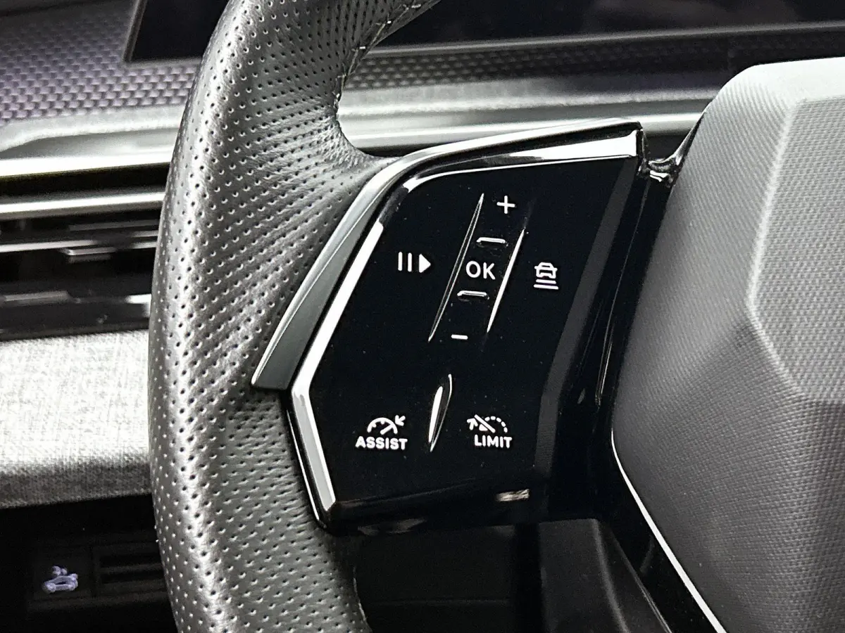 GT 73 kWh | ACCU 97% | Navigatie | Alcantara Bekleding | Achteruitrijcamera | Elektrische Achterklep | Apple Carplay / Android Auto |