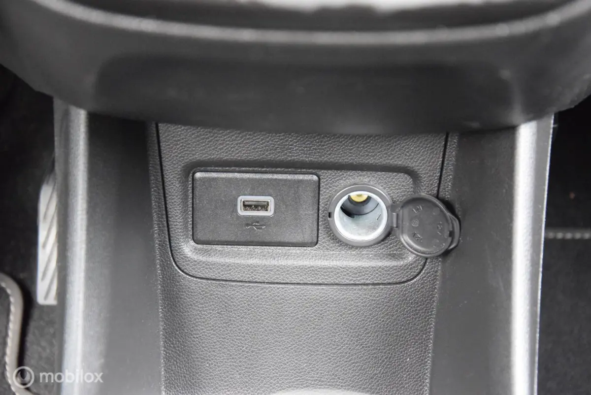 1.0 Online Edition Navi Cruise Control & Apple Carplay