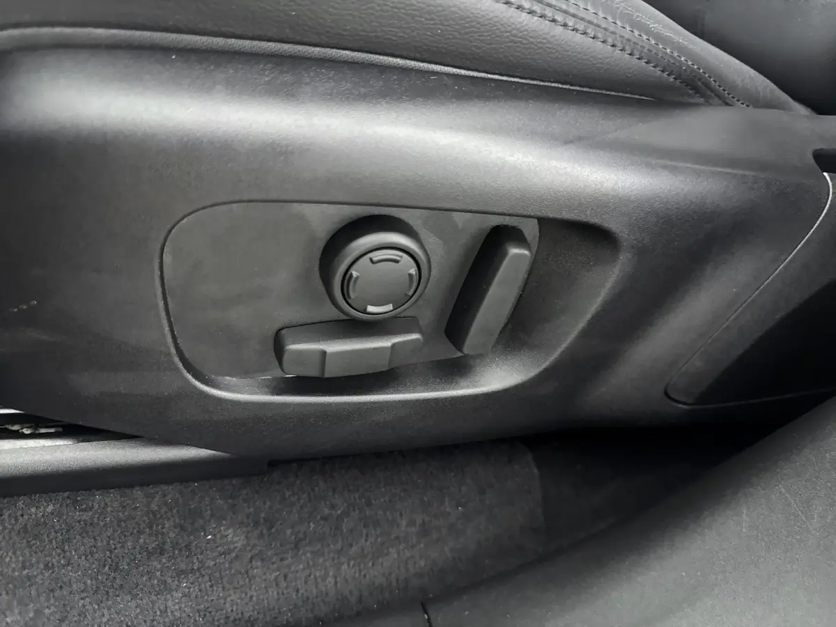 2.0 P400e Edition | Facelift | Alarm klasse 5 | PDC V+A en camera | Panoramadak | 20 inch LM | Keyless |