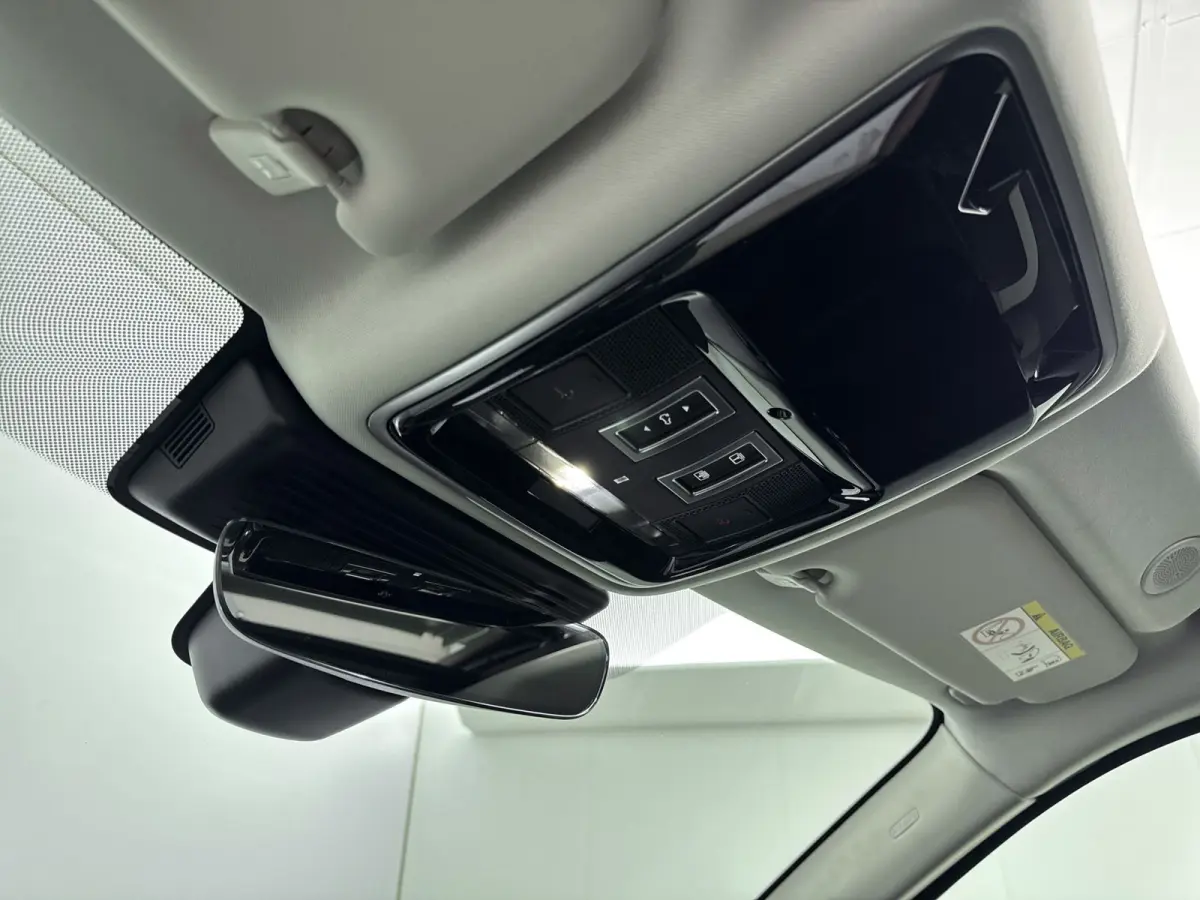 2.0 P400e Edition | Facelift | Alarm klasse 5 | PDC V+A en camera | Panoramadak | 20 inch LM | Keyless |