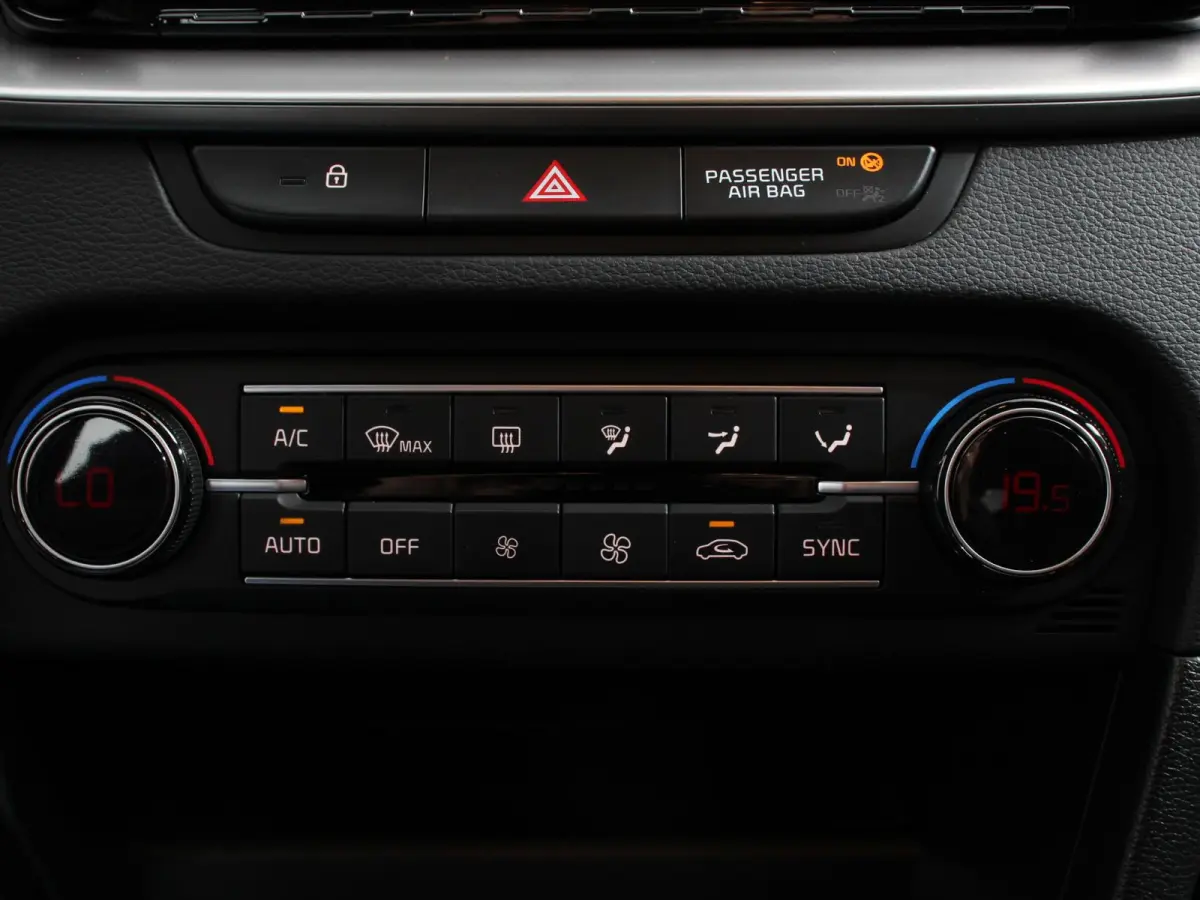 1.0 T-GDi 120pk DynamicLine Navigatie Apple Carplay/Android Auto Camera Parkeersensoren achter Adaptive Cruise Control Ledverlichting Climate Control
