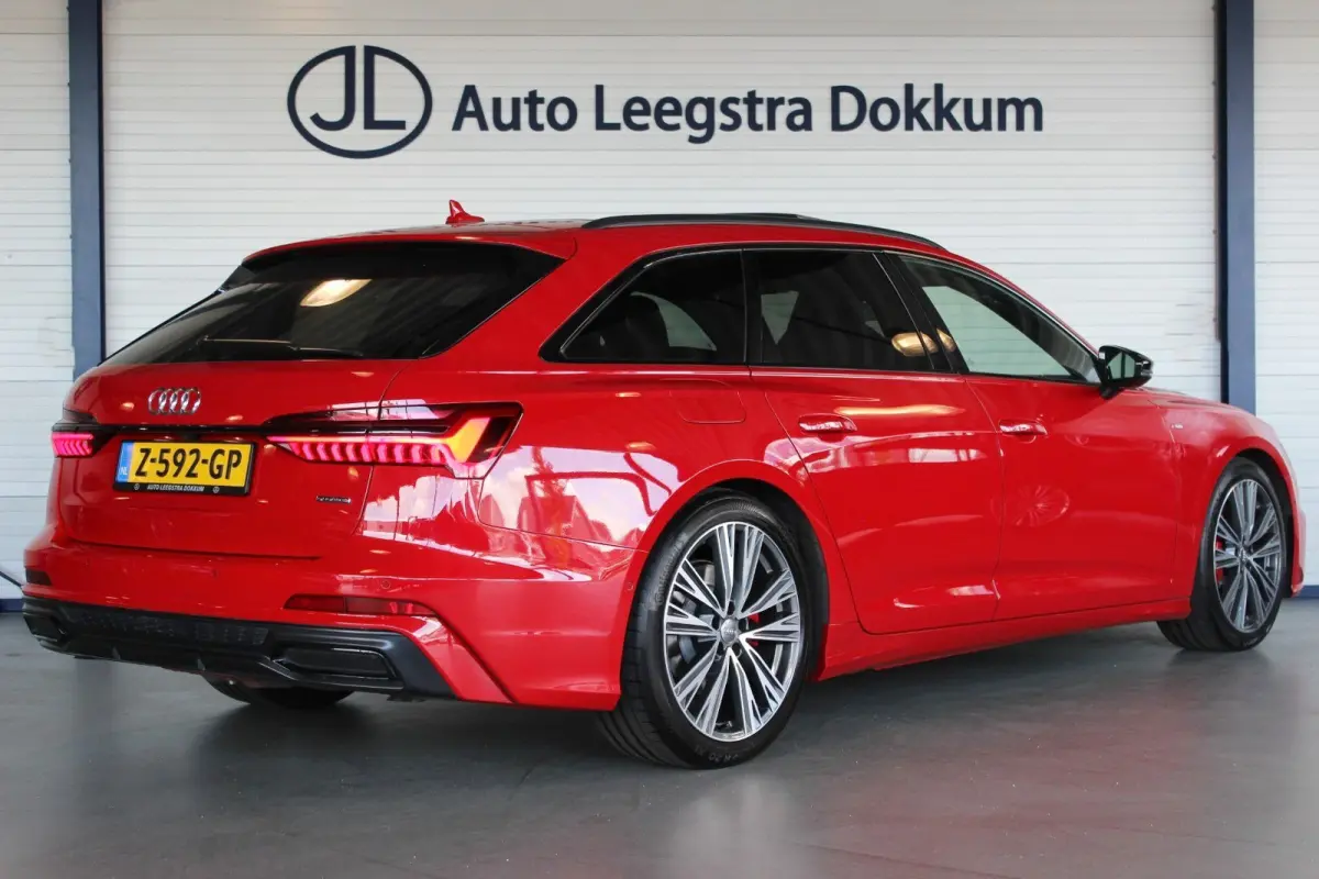 55 TFSI e Quattro Competition Tangorot Metallic | RS-stoelen | Black Optic | Head-Up | Camera | Pano | Adapt. Cruise | Trekhaak | Stoel/Stuurverw. | Carplay | Memory | Sfeerverl. | 20" LMV |