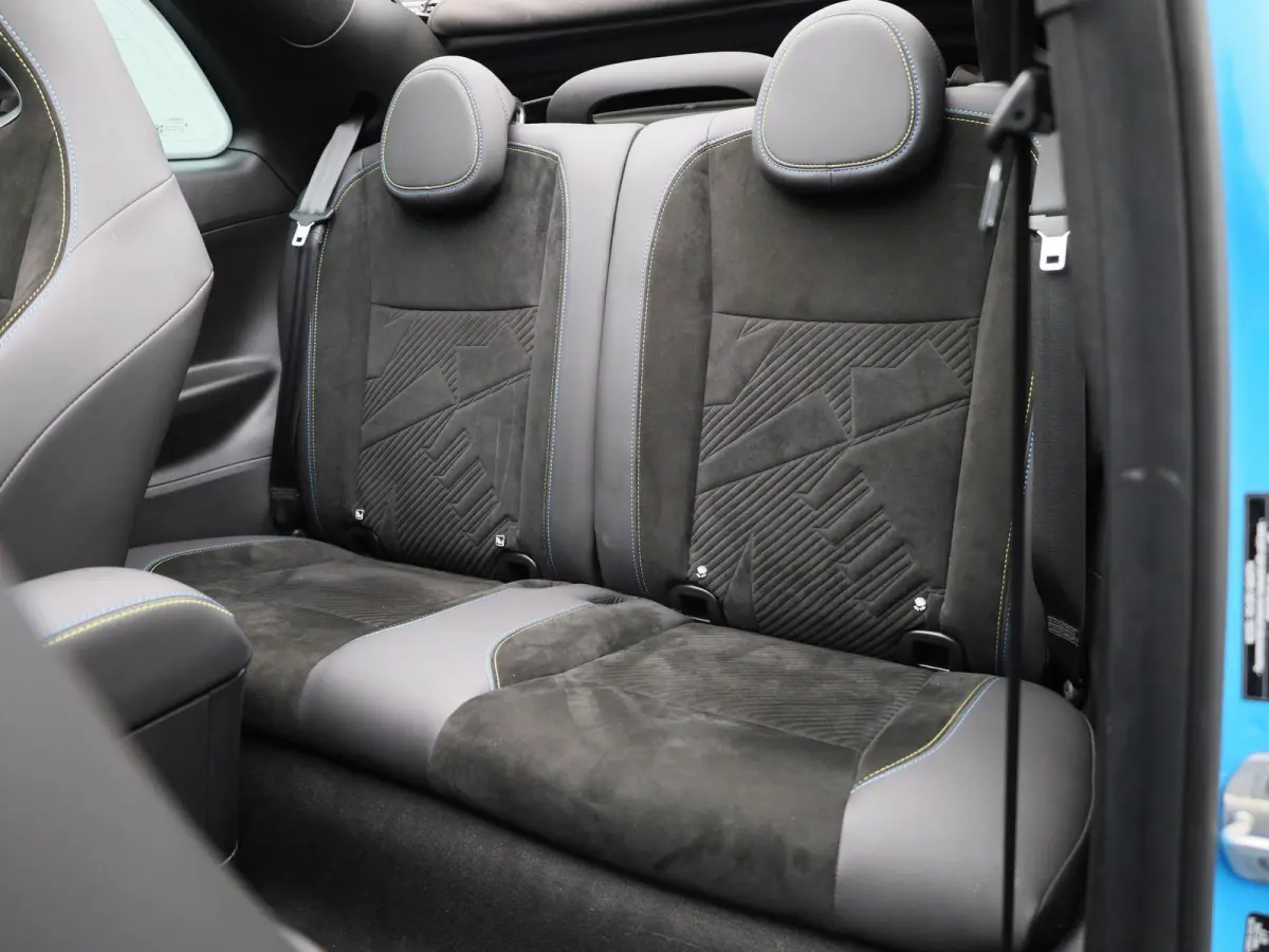 Abarth Scorpionissima 42 kWh | Cabrio | Apple Carplay / Android Auto | JBL | Half-Alcantara | Sportstuur | Kuipstoelen | Stoelverwarming | Camera | Dodehoek | Climate Control | Cruise Contro