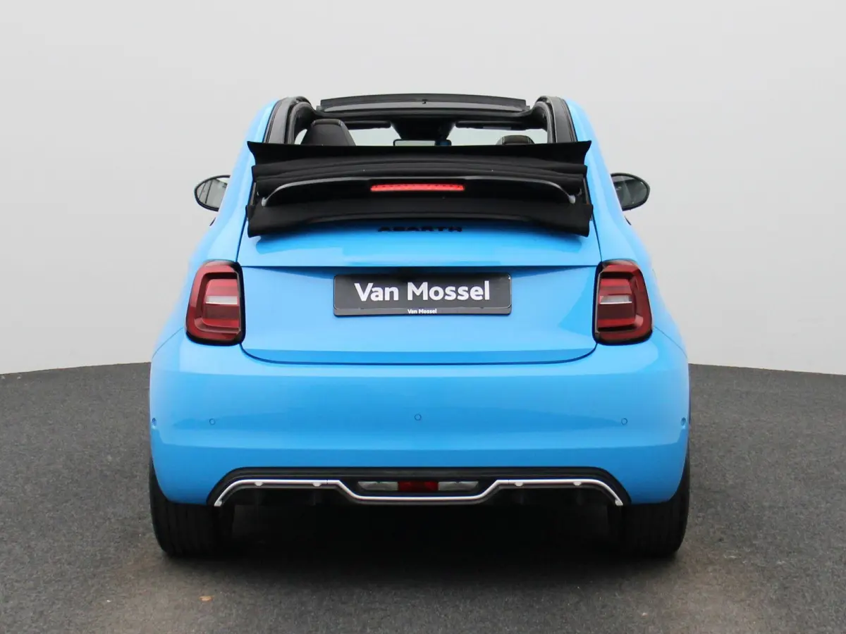 Abarth Scorpionissima 42 kWh | Cabrio | Apple Carplay / Android Auto | JBL | Half-Alcantara | Sportstuur | Kuipstoelen | Stoelverwarming | Camera | Dodehoek | Climate Control | Cruise Contro