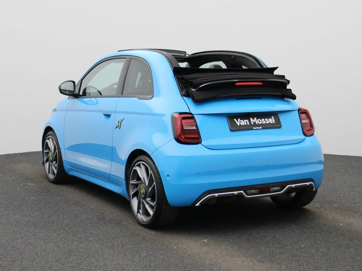 Abarth Scorpionissima 42 kWh | Cabrio | Apple Carplay / Android Auto | JBL | Half-Alcantara | Sportstuur | Kuipstoelen | Stoelverwarming | Camera | Dodehoek | Climate Control | Cruise Contro
