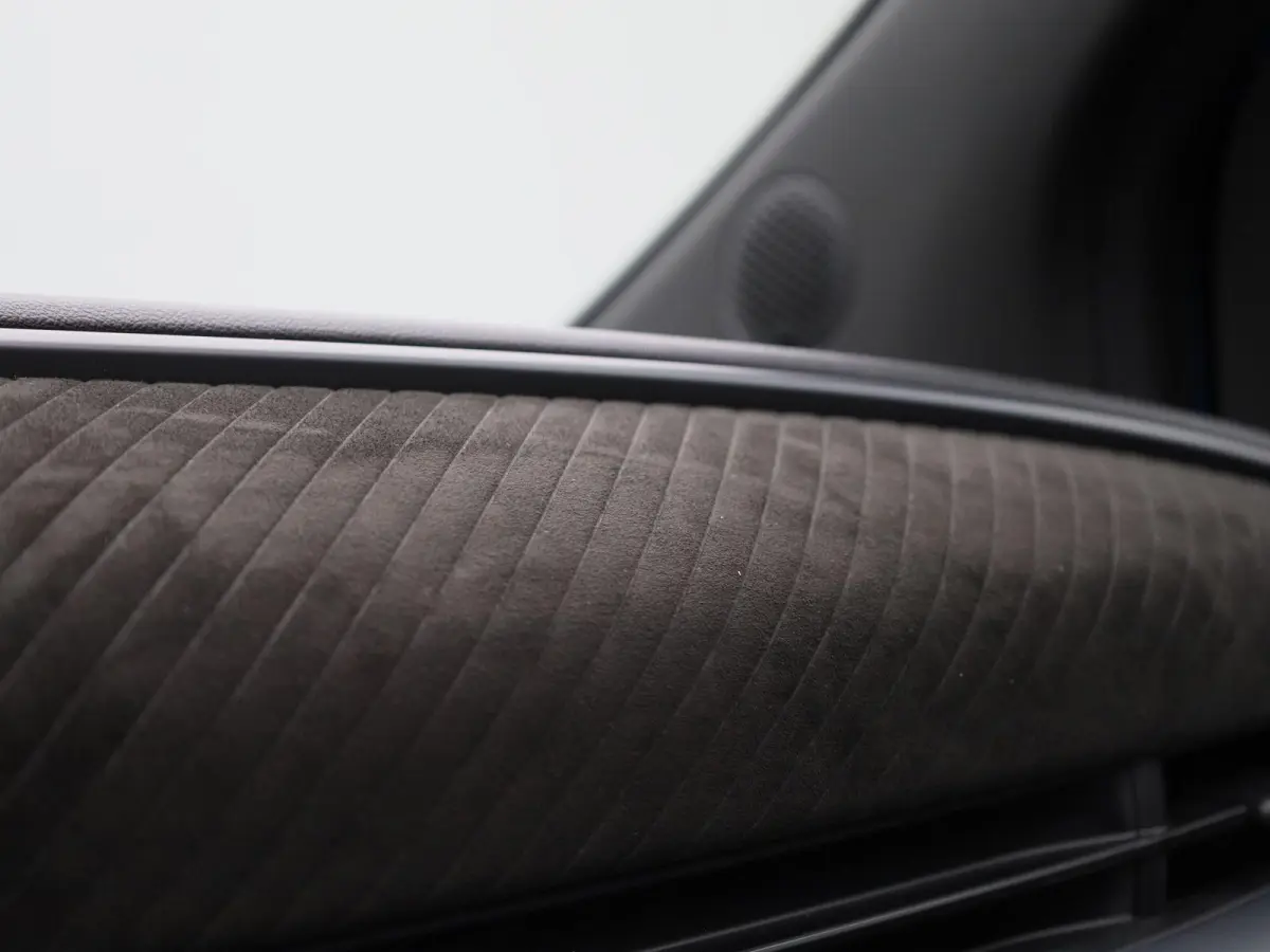 Abarth Scorpionissima 42 kWh | Cabrio | Apple Carplay / Android Auto | JBL | Half-Alcantara | Sportstuur | Kuipstoelen | Stoelverwarming | Camera | Dodehoek | Climate Control | Cruise Contro