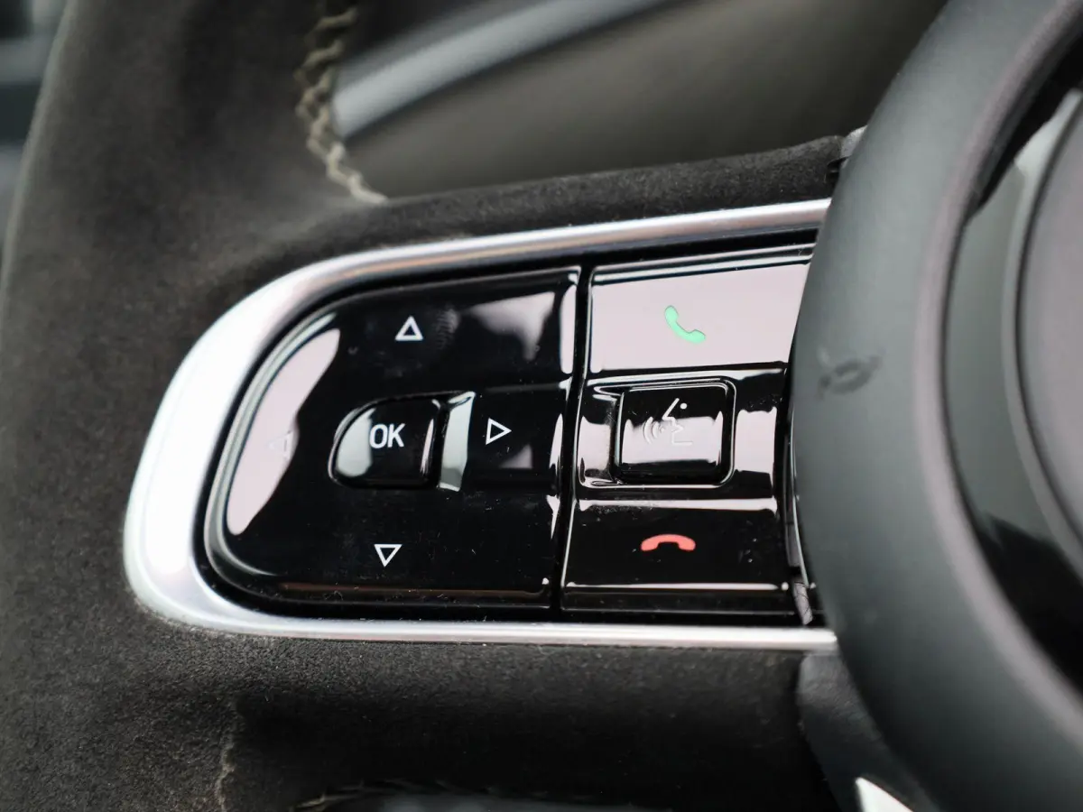 Abarth Scorpionissima 42 kWh | Cabrio | Apple Carplay / Android Auto | JBL | Half-Alcantara | Sportstuur | Kuipstoelen | Stoelverwarming | Camera | Dodehoek | Climate Control | Cruise Contro