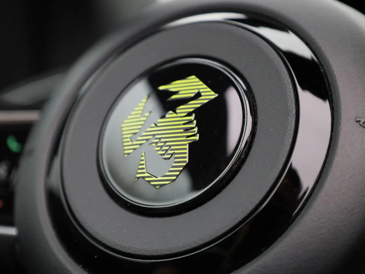 Abarth Scorpionissima 42 kWh | Cabrio | Apple Carplay / Android Auto | JBL | Half-Alcantara | Sportstuur | Kuipstoelen | Stoelverwarming | Camera | Dodehoek | Climate Control | Cruise Contro