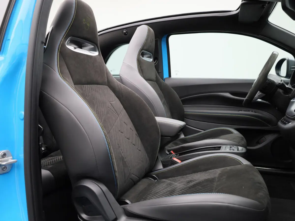 Abarth Scorpionissima 42 kWh | Cabrio | Apple Carplay / Android Auto | JBL | Half-Alcantara | Sportstuur | Kuipstoelen | Stoelverwarming | Camera | Dodehoek | Climate Control | Cruise Contro