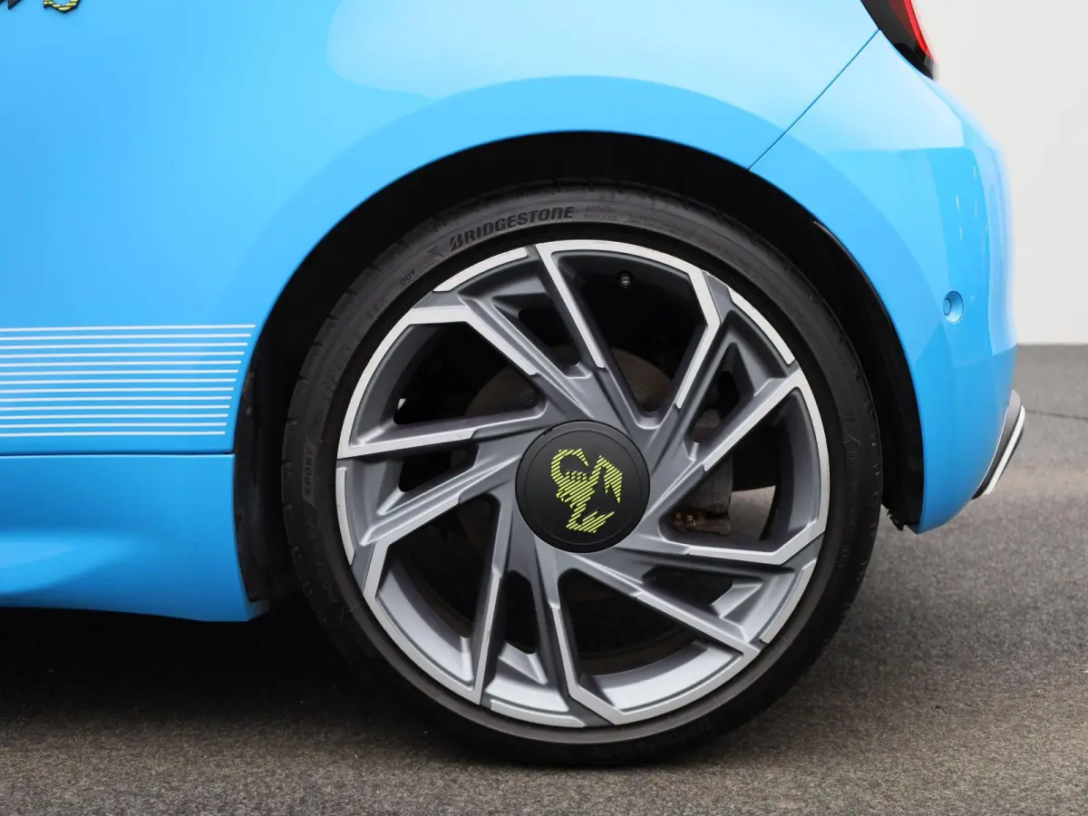 Abarth Scorpionissima 42 kWh | Cabrio | Apple Carplay / Android Auto | JBL | Half-Alcantara | Sportstuur | Kuipstoelen | Stoelverwarming | Camera | Dodehoek | Climate Control | Cruise Contro