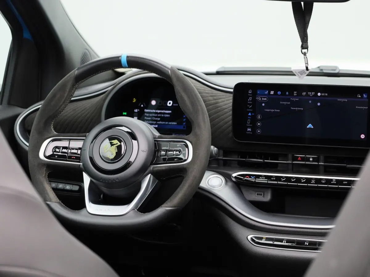Abarth Scorpionissima 42 kWh | Cabrio | Apple Carplay / Android Auto | JBL | Half-Alcantara | Sportstuur | Kuipstoelen | Stoelverwarming | Camera | Dodehoek | Climate Control | Cruise Contro
