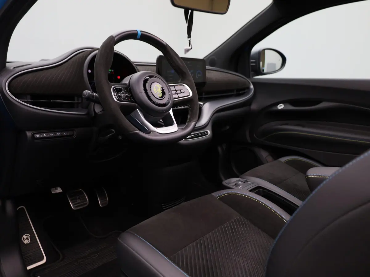 Abarth Scorpionissima 42 kWh | Cabrio | Apple Carplay / Android Auto | JBL | Half-Alcantara | Sportstuur | Kuipstoelen | Stoelverwarming | Camera | Dodehoek | Climate Control | Cruise Contro