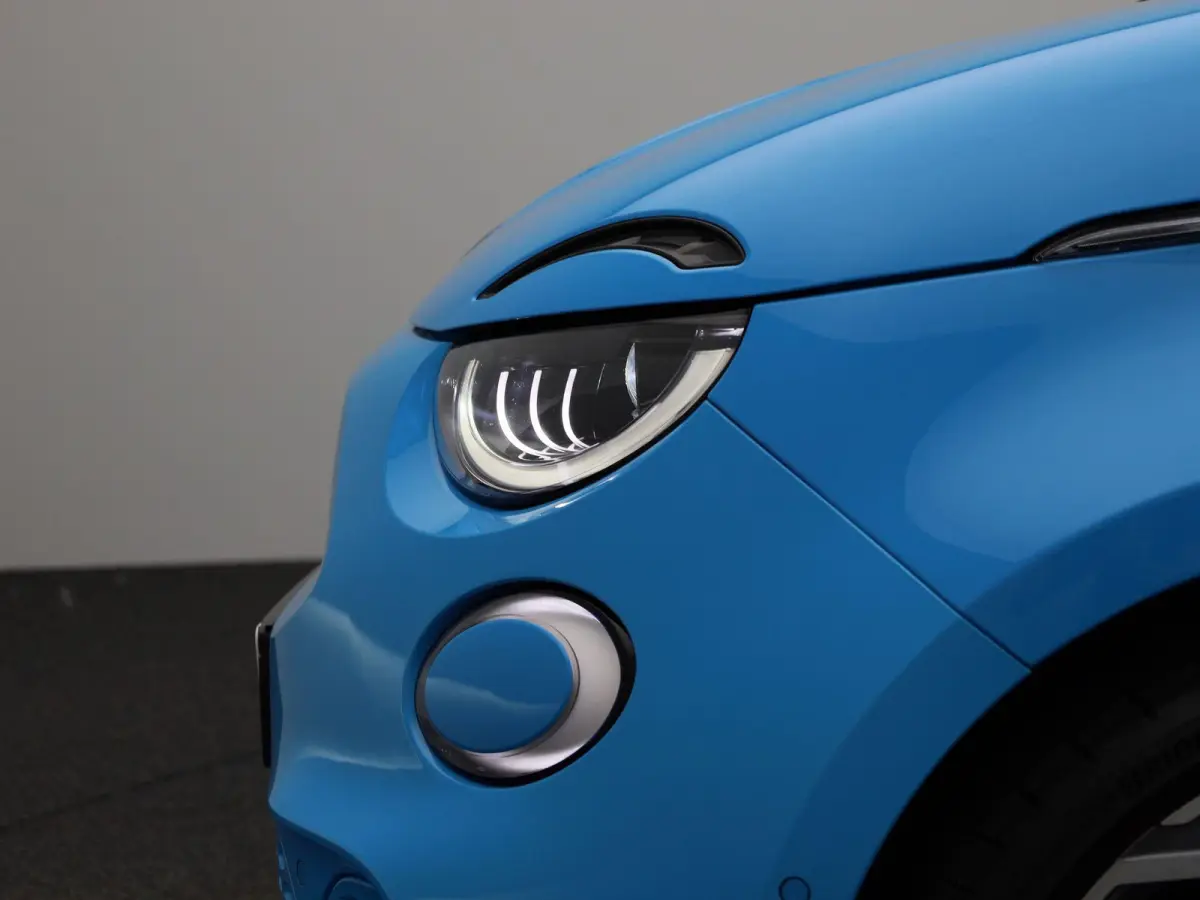 Abarth Scorpionissima 42 kWh | Cabrio | Apple Carplay / Android Auto | JBL | Half-Alcantara | Sportstuur | Kuipstoelen | Stoelverwarming | Camera | Dodehoek | Climate Control | Cruise Contro
