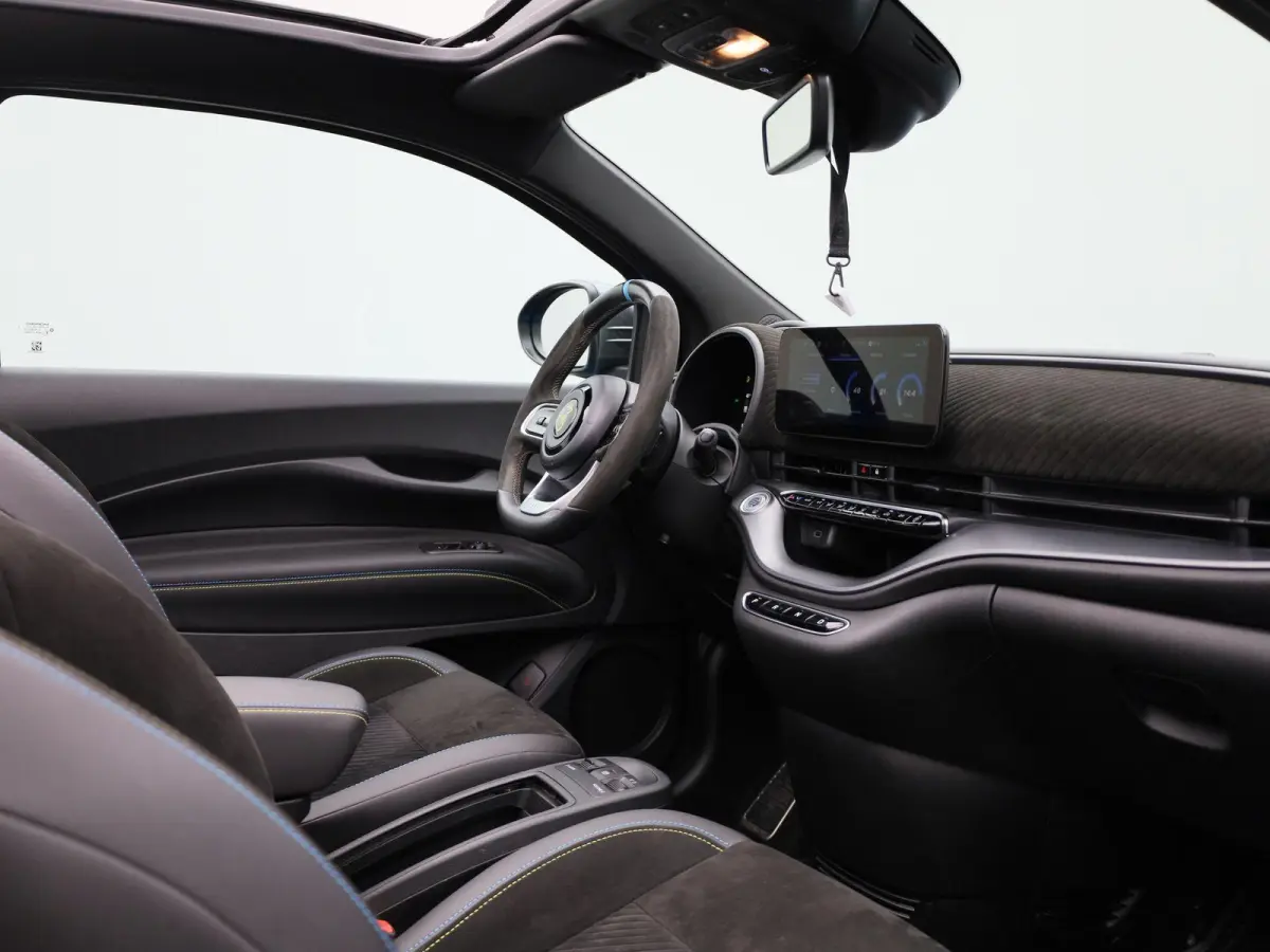 Abarth Scorpionissima 42 kWh | Cabrio | Apple Carplay / Android Auto | JBL | Half-Alcantara | Sportstuur | Kuipstoelen | Stoelverwarming | Camera | Dodehoek | Climate Control | Cruise Contro