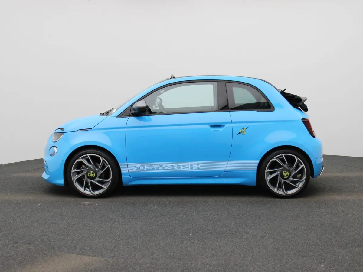 Abarth Scorpionissima 42 kWh | Cabrio | Apple Carplay / Android Auto | JBL | Half-Alcantara | Sportstuur | Kuipstoelen | Stoelverwarming | Camera | Dodehoek | Climate Control | Cruise Contro