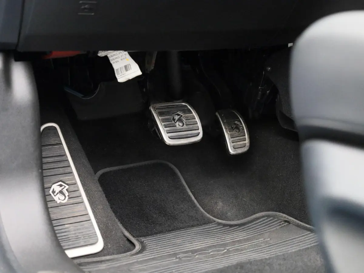 Abarth Scorpionissima 42 kWh | Cabrio | Apple Carplay / Android Auto | JBL | Half-Alcantara | Sportstuur | Kuipstoelen | Stoelverwarming | Camera | Dodehoek | Climate Control | Cruise Contro