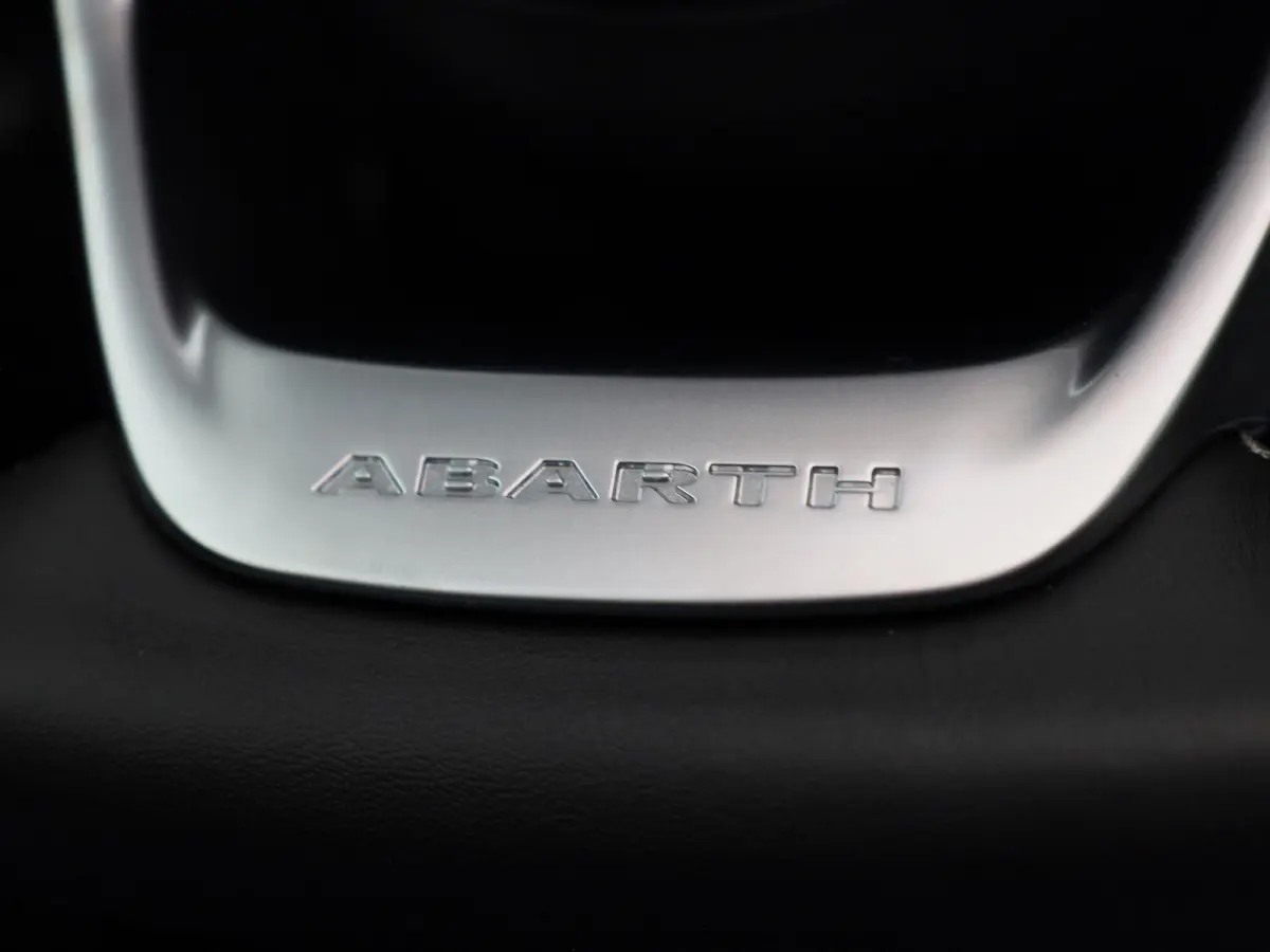 Abarth Scorpionissima 42 kWh | Cabrio | Apple Carplay / Android Auto | JBL | Half-Alcantara | Sportstuur | Kuipstoelen | Stoelverwarming | Camera | Dodehoek | Climate Control | Cruise Contro