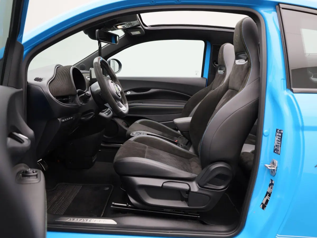 Abarth Scorpionissima 42 kWh | Cabrio | Apple Carplay / Android Auto | JBL | Half-Alcantara | Sportstuur | Kuipstoelen | Stoelverwarming | Camera | Dodehoek | Climate Control | Cruise Contro
