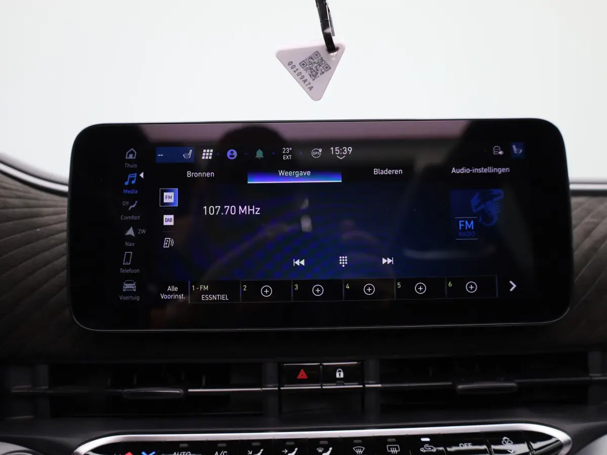 Abarth Scorpionissima 42 kWh | Cabrio | Apple Carplay / Android Auto | JBL | Half-Alcantara | Sportstuur | Kuipstoelen | Stoelverwarming | Camera | Dodehoek | Climate Control | Cruise Contro