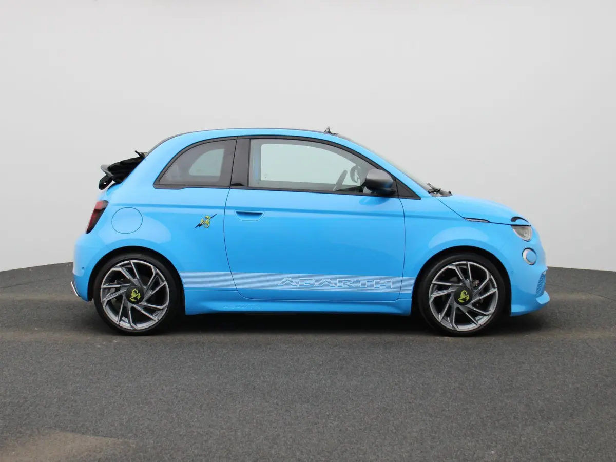 Abarth Scorpionissima 42 kWh | Cabrio | Apple Carplay / Android Auto | JBL | Half-Alcantara | Sportstuur | Kuipstoelen | Stoelverwarming | Camera | Dodehoek | Climate Control | Cruise Contro