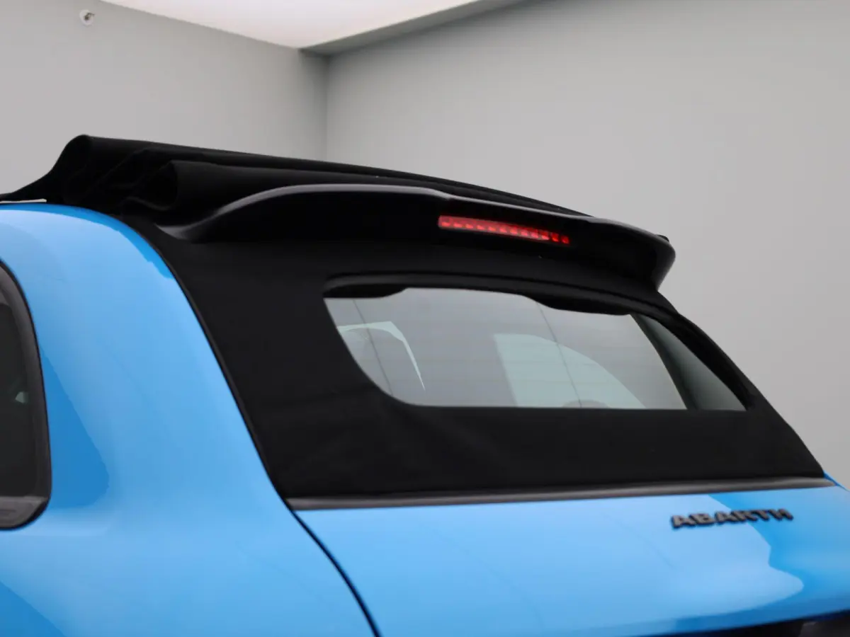 Abarth Scorpionissima 42 kWh | Cabrio | Apple Carplay / Android Auto | JBL | Half-Alcantara | Sportstuur | Kuipstoelen | Stoelverwarming | Camera | Dodehoek | Climate Control | Cruise Contro