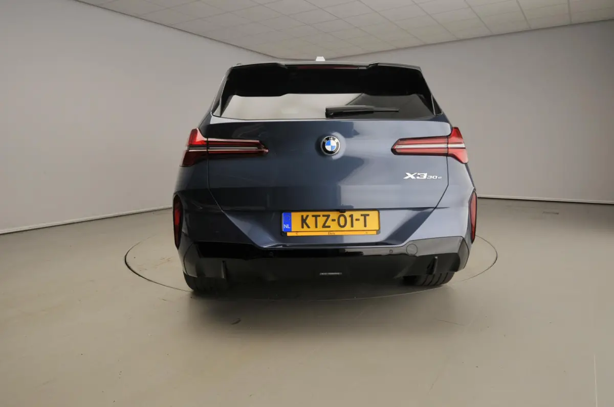 30e xDrive | M-Sportpakket | LED | Leder | HUD | Active cruise | Trekhaak | Panoramadak | Sportstoelen | Elektr. zetels | DAB | Harman-kardon sound | Alu 20 inch
