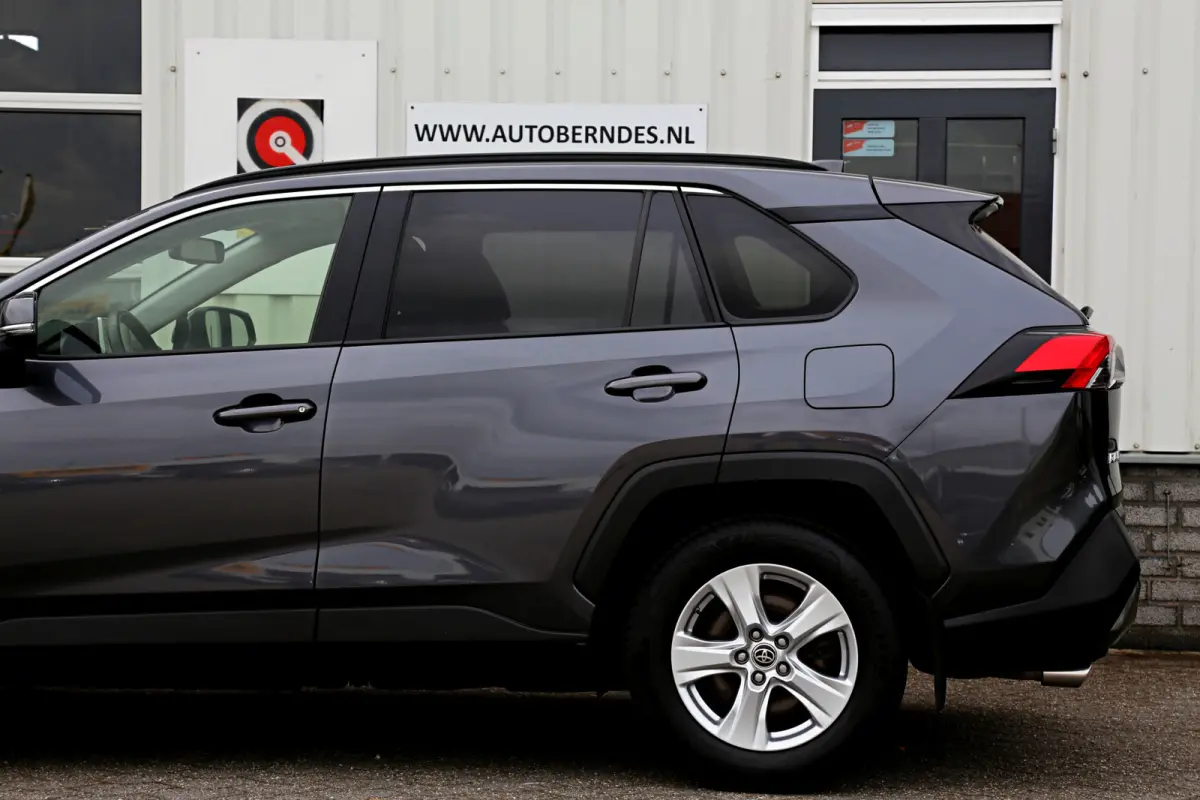 2.5 Hybrid*Fabrieksgarantie t/m12-2031!*Perfect Toyota onderh.*Trekhaak/Leder/Stoelverw./Stuurverw./360Camera/DAB/LED/Voorruitsnelont./Elek. Klep/18 inch LM*