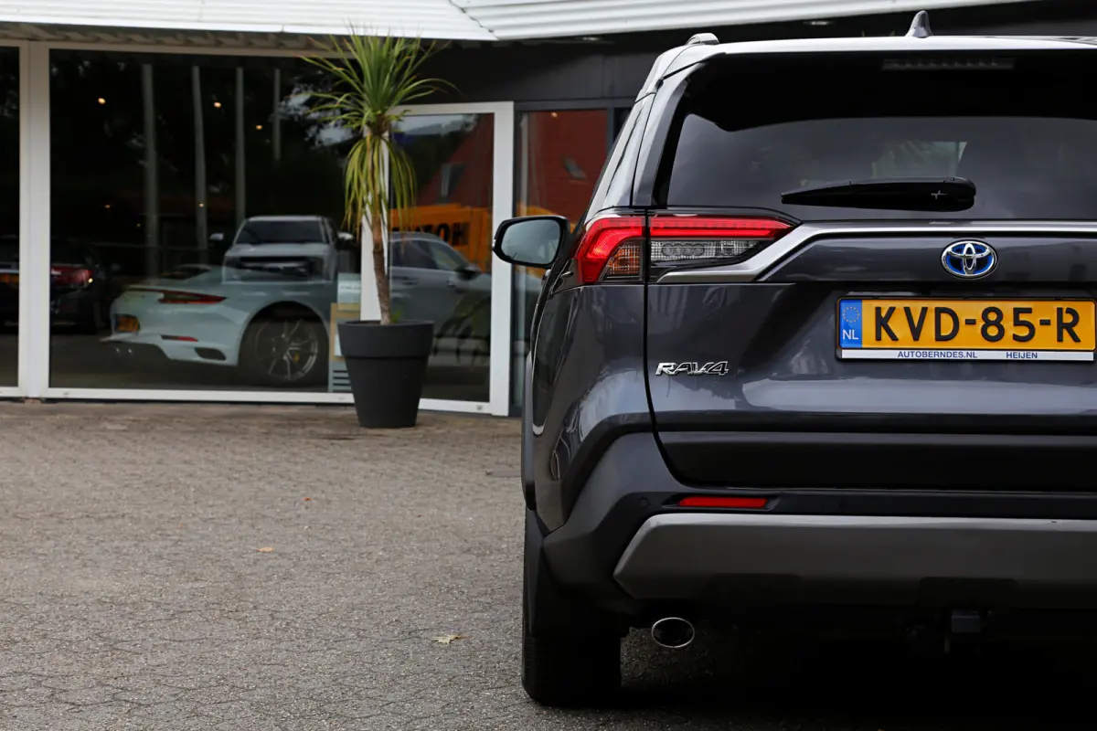 2.5 Hybrid*Fabrieksgarantie t/m12-2031!*Perfect Toyota onderh.*Trekhaak/Leder/Stoelverw./Stuurverw./360Camera/DAB/LED/Voorruitsnelont./Elek. Klep/18 inch LM*