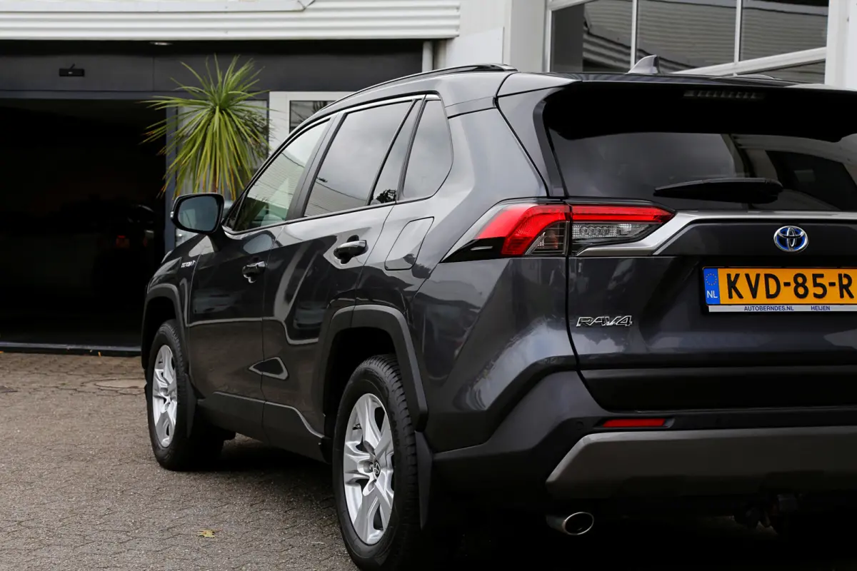 2.5 Hybrid*Fabrieksgarantie t/m12-2031!*Perfect Toyota onderh.*Trekhaak/Leder/Stoelverw./Stuurverw./360Camera/DAB/LED/Voorruitsnelont./Elek. Klep/18 inch LM*