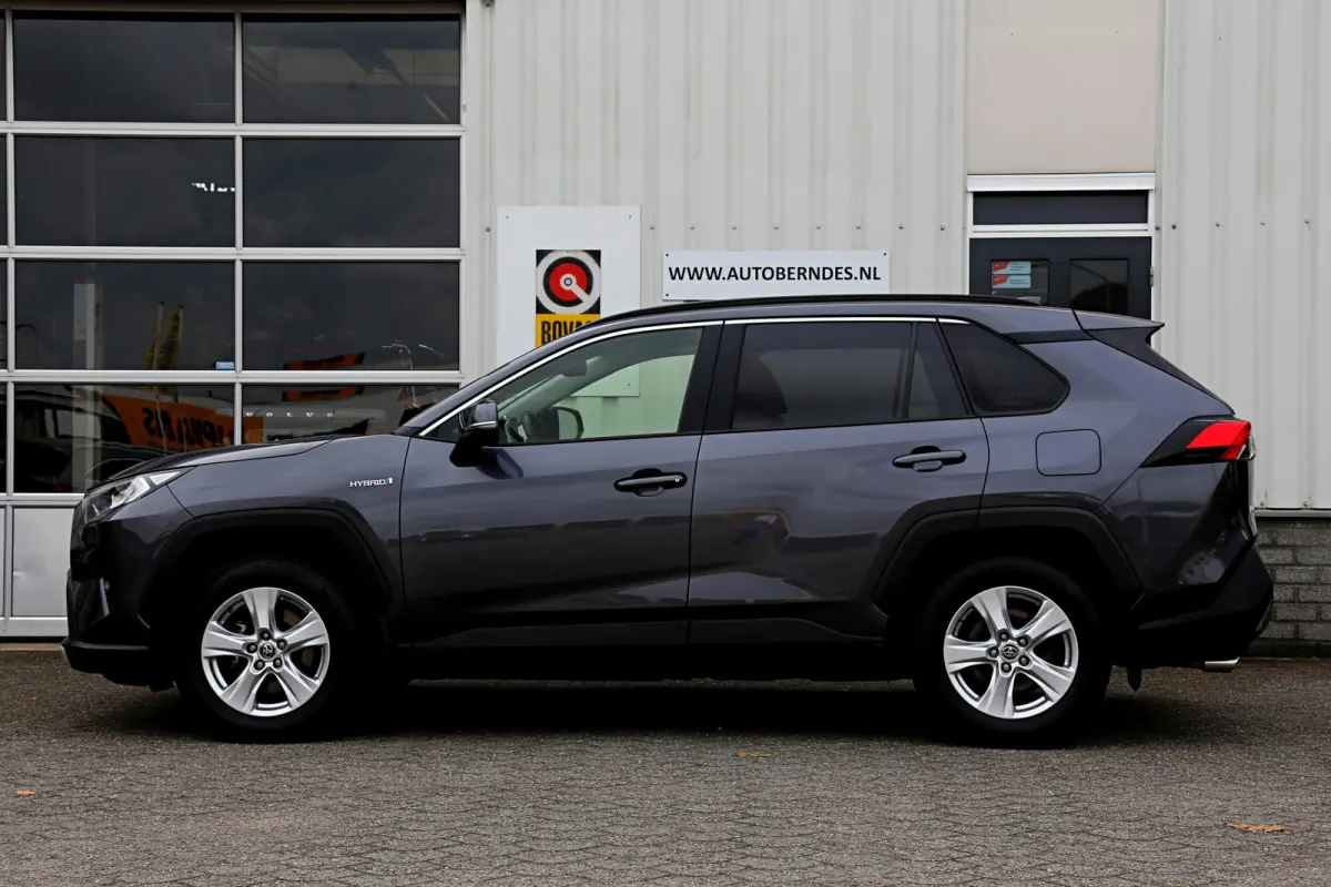 2.5 Hybrid*Fabrieksgarantie t/m12-2031!*Perfect Toyota onderh.*Trekhaak/Leder/Stoelverw./Stuurverw./360Camera/DAB/LED/Voorruitsnelont./Elek. Klep/18 inch LM*
