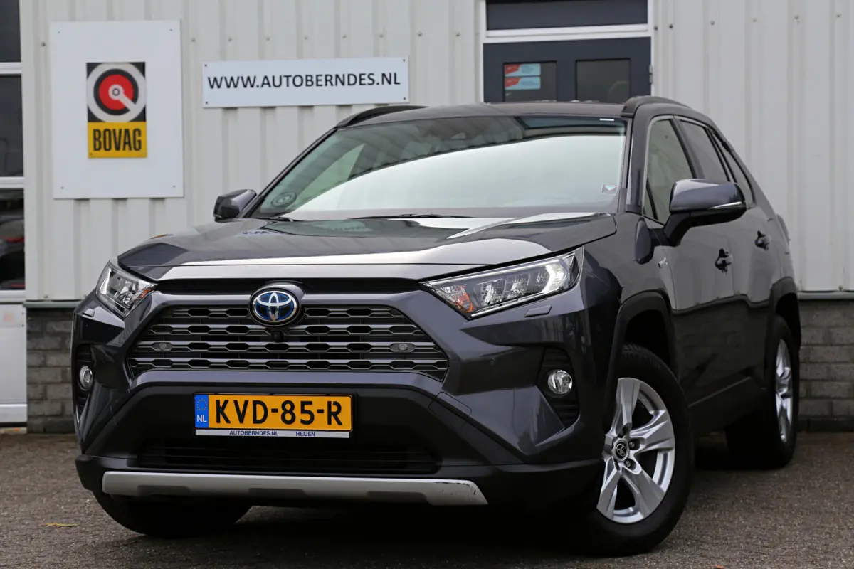 2.5 Hybrid*Fabrieksgarantie t/m12-2031!*Perfect Toyota onderh.*Trekhaak/Leder/Stoelverw./Stuurverw./360Camera/DAB/LED/Voorruitsnelont./Elek. Klep/18 inch LM*