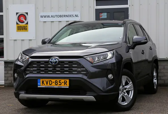2.5 Hybrid*Fabrieksgarantie t/m12-2031!*Perfect Toyota onderh.*Trekhaak/Leder/Stoelverw./Stuurverw./360Camera/DAB/LED/Voorruitsnelont./Elek. Klep/18 inch LM*